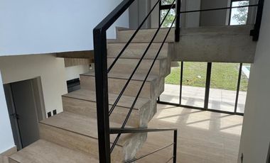 Casa Estilo Moderno en Venta - En El Ensueño