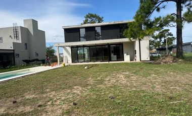 Casa Estilo Moderno en Venta - En El Ensueño