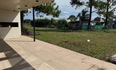 Casa Estilo Moderno en Venta - En El Ensueño