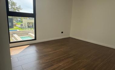 Casa Estilo Moderno en Venta - En El Ensueño