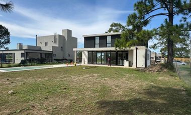 Casa Estilo Moderno en Venta - En El Ensueño