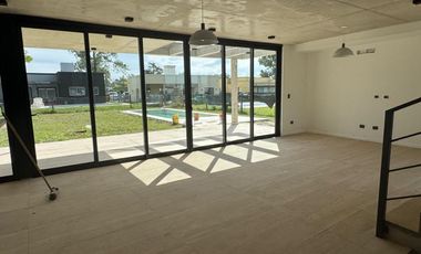 Casa Estilo Moderno en Venta - En El Ensueño