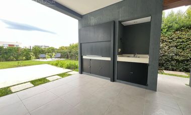 Casa en alquiler Barrio Los Castaños Nordelta pileta 3 habitaciones y dependencia