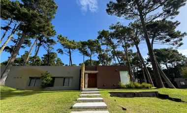 CASA A LA VENTA EN BARRIO ALAMOS - ALAMOS Y DE LA DERIVA