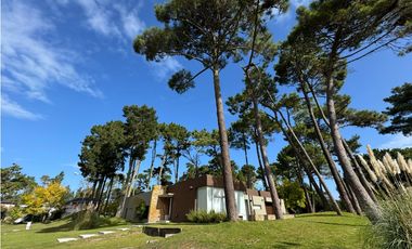 CASA A LA VENTA EN BARRIO ALAMOS - ALAMOS Y DE LA DERIVA