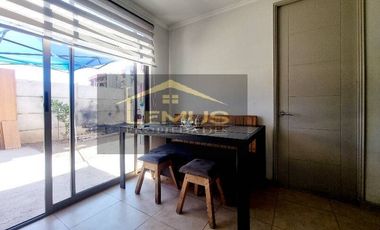SE VENDE HERMOSA CASA CON AMPLIO PATIO EN LOS ANDES