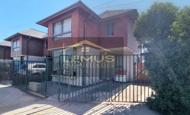 SE VENDE HERMOSA CASA CON AMPLIO PATIO EN LOS ANDES