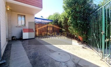 SE VENDE HERMOSA CASA CON AMPLIO PATIO EN LOS ANDES