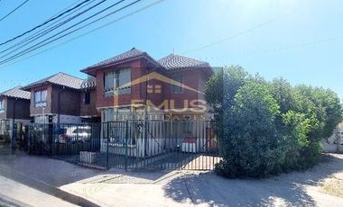 SE VENDE HERMOSA CASA CON AMPLIO PATIO EN LOS ANDES