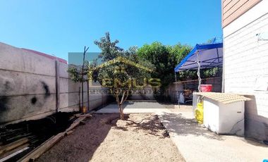 SE VENDE HERMOSA CASA CON AMPLIO PATIO EN LOS ANDES