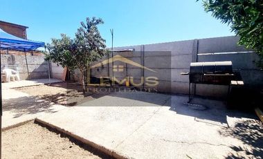 SE VENDE HERMOSA CASA CON AMPLIO PATIO EN LOS ANDES