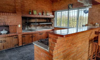 CASA 5 AMBIENTES PERMUTA PILETA QUINCHO PARRILLA