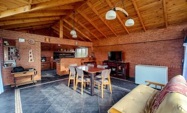 CASA 5 AMBIENTES PERMUTA PILETA QUINCHO PARRILLA