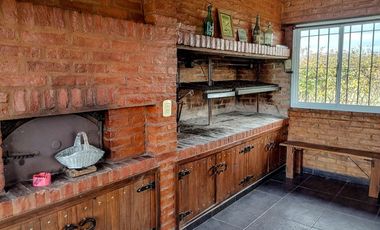 CASA 5 AMBIENTES PERMUTA PILETA QUINCHO PARRILLA