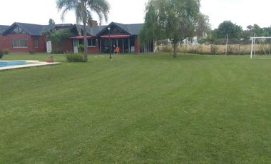 CASA 5 AMBIENTES PERMUTA PILETA QUINCHO PARRILLA