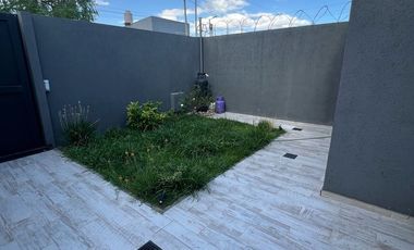 CASA DE 2 DORMITORIOS CON PILETA EN VENTA