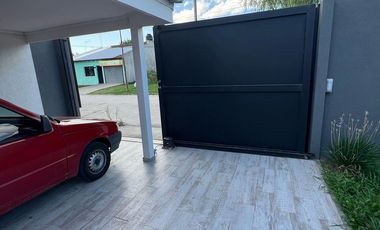 CASA DE 2 DORMITORIOS CON PILETA EN VENTA