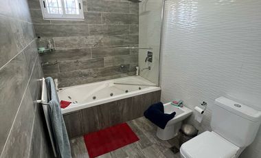 CASA DE 2 DORMITORIOS CON PILETA EN VENTA