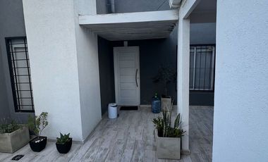 CASA DE 2 DORMITORIOS CON PILETA EN VENTA
