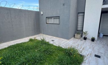 CASA DE 2 DORMITORIOS CON PILETA EN VENTA