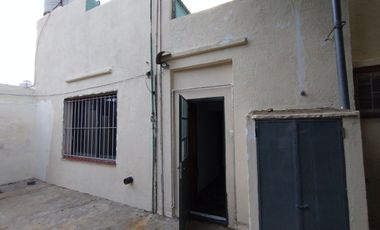 VENTA DE CASA MULTIFAMILIAR C/ LOCALES AL FRENTE