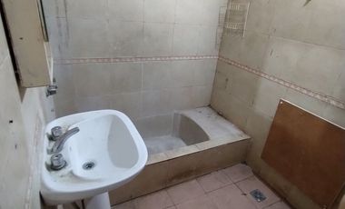 VENTA DE CASA MULTIFAMILIAR C/ LOCALES AL FRENTE