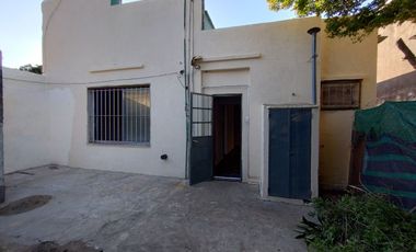 VENTA DE CASA MULTIFAMILIAR C/ LOCALES AL FRENTE