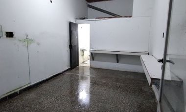 VENTA DE CASA MULTIFAMILIAR C/ LOCALES AL FRENTE