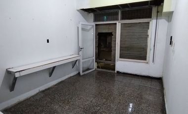 VENTA DE CASA MULTIFAMILIAR C/ LOCALES AL FRENTE