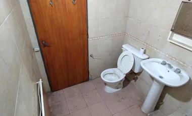 VENTA DE CASA MULTIFAMILIAR C/ LOCALES AL FRENTE