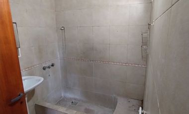 VENTA DE CASA MULTIFAMILIAR C/ LOCALES AL FRENTE