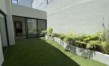 Casa en venta totalmente remodelada y actualizada en La Herradura