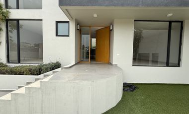 Casa en venta totalmente remodelada y actualizada en La Herradura