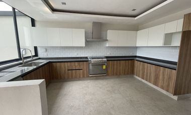 Casa en venta totalmente remodelada y actualizada en La Herradura