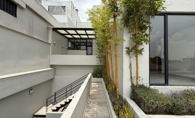 Casa en venta totalmente remodelada y actualizada en La Herradura