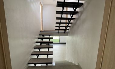 Casa en venta totalmente remodelada y actualizada en La Herradura