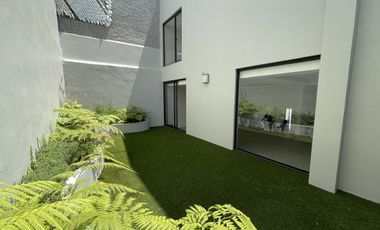 Casa en venta totalmente remodelada y actualizada en La Herradura