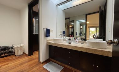 Residencia única en la Herradura – doble terreno, jardín plano, gimnasio y suite