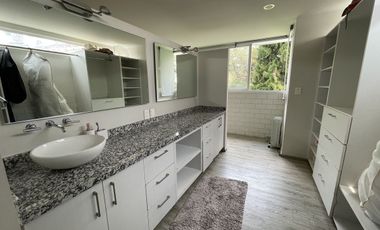 Residencia única en la Herradura – doble terreno, jardín plano, gimnasio y suite