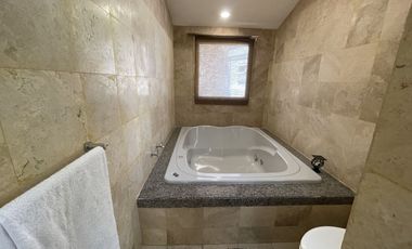 Residencia única en la Herradura – doble terreno, jardín plano, gimnasio y suite