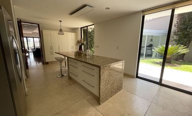 Residencia única en la Herradura – doble terreno, jardín plano, gimnasio y suite