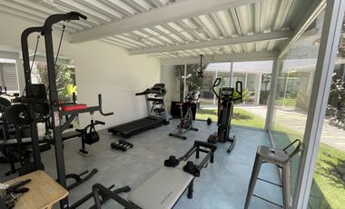 Residencia única en la Herradura – doble terreno, jardín plano, gimnasio y suite
