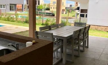Casa en alquiler Amoblada con 3 habitaciones en Araucarias Puertos del Lago