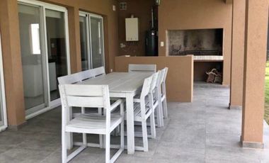 Casa en alquiler Amoblada con 3 habitaciones en Araucarias Puertos del Lago