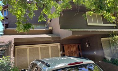CASA CON PARQUE PILETA EN LOMAS DE SAN ISIDRO