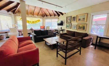 CASA CON PARQUE PILETA EN LOMAS DE SAN ISIDRO