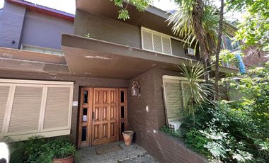 CASA CON PARQUE PILETA EN LOMAS DE SAN ISIDRO
