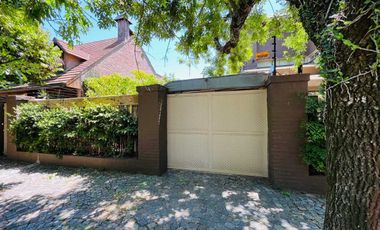 CASA CON PARQUE PILETA EN LOMAS DE SAN ISIDRO