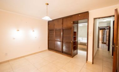 Casa de 4 dormitorios cochera patio zona Costanera