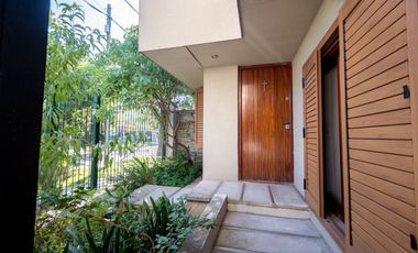 Casa de 4 dormitorios cochera patio zona Costanera